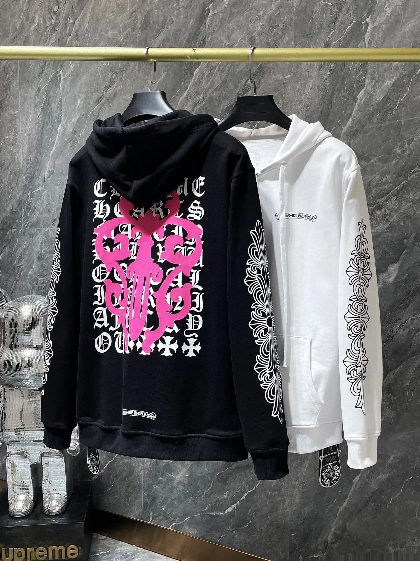 P260 Chrome Hearts Autumn and Winter 2025 Counter Synchronization ❤️ Crow Cross Pink Sword Short Sleeve Zipper Sweater Improved customized version of 1:1 high-weight high-quality fabric Recommended color: White Black Size: S, M, L, XL.